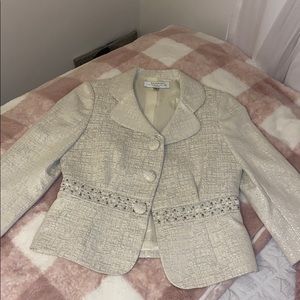 2 piece suit. Brand new condition. Tahari brand